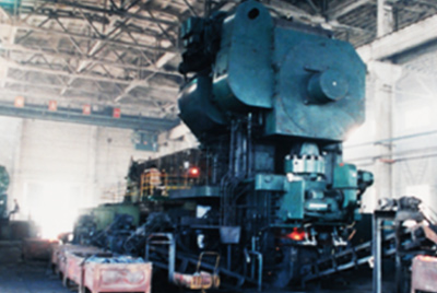 3月24日，世界第一臺德國奧姆卡4000噸熱模鍛生產(chǎn)線在山推總廠熱模鍛車間安裝調(diào)試。