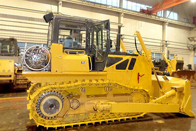 世界上第一臺燃?xì)庑吐膸酵仆翙C——SD20-5（LNG）在研究總院新產(chǎn)品試制中心下線。SD20-5（LNG）履帶式推土機是公司順應(yīng)行業(yè)發(fā)展趨勢開發(fā)的一款節(jié)能、環(huán)保產(chǎn)品，整機采用天然氣專用發(fā)動機，燃燒后無積炭，滿足stageIIIA排放，壽命更長，維修頻率更低。