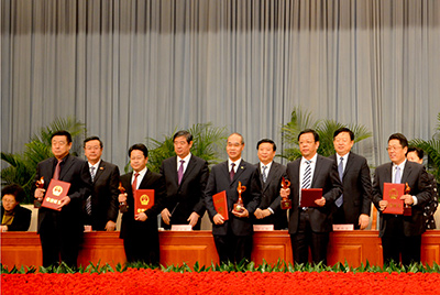 會上對獲得“省長質(zhì)量獎”的企業(yè)和個人進(jìn)行了表彰，山推股份位居榜首，公司董事長張秀文從省長姜大明手中接過了代表山東質(zhì)量管理最高榮譽的“金拇指”獎杯。