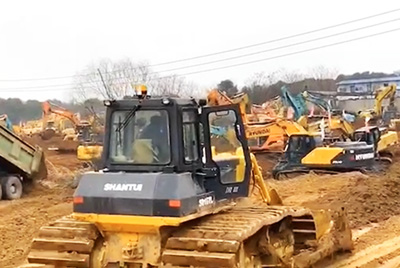 1月23日夜間，山推設(shè)備開足馬力，與時間賽跑，全速開啟“武漢版小湯山”醫(yī)院的建設(shè)。